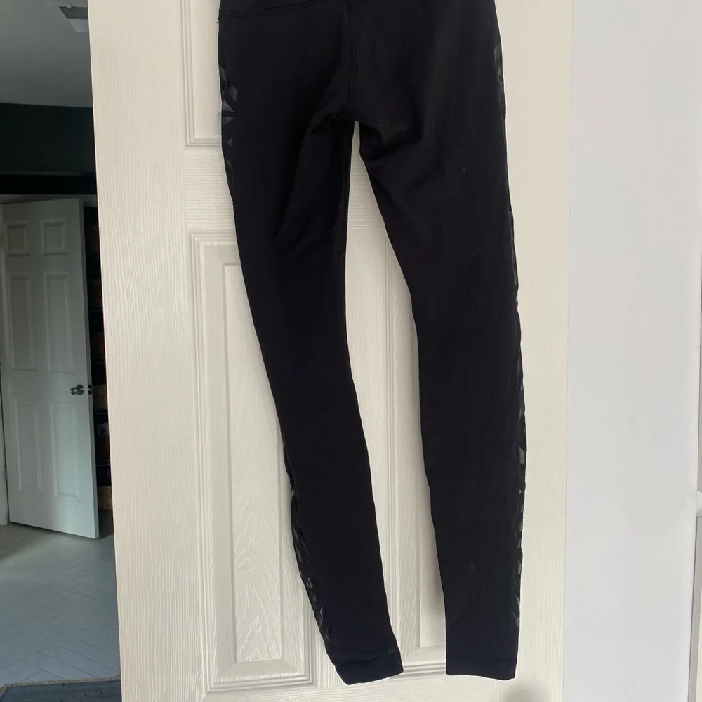 lululemon size 4 tribal leg pants - Picture 2 of 5